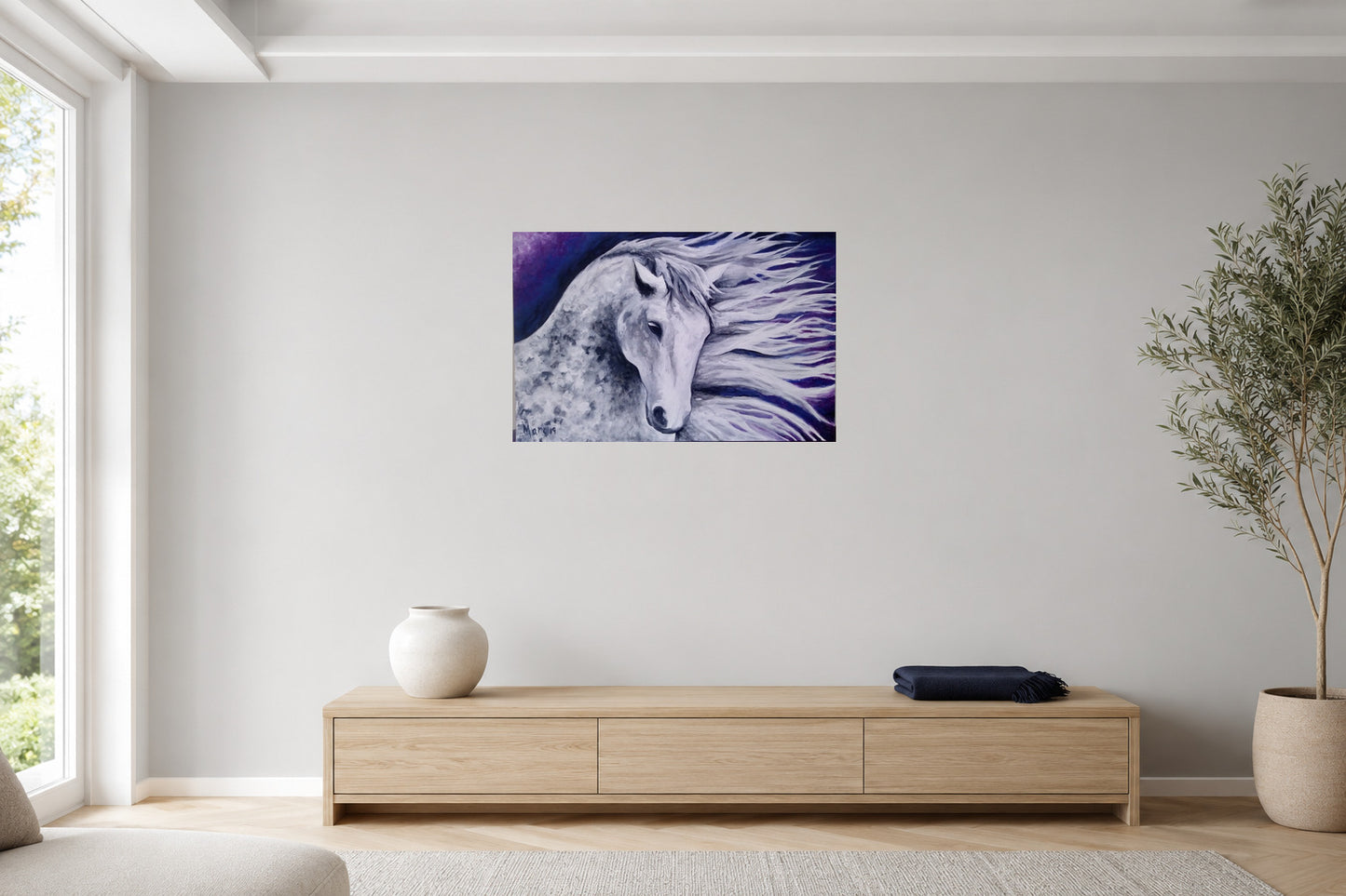 Crinière d’indigo, toile sans cadre de 24 × 36 po présentée dans un intérieur lumineux.