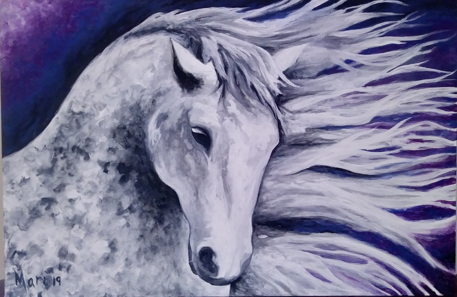 Crinière d’indigo, cheval blanc devant un disque lunaire sur un fond bleu et violet.