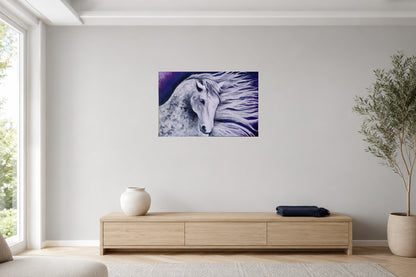 Crinière d’indigo, toile sans cadre de 24 × 36 po présentée dans un intérieur lumineux.