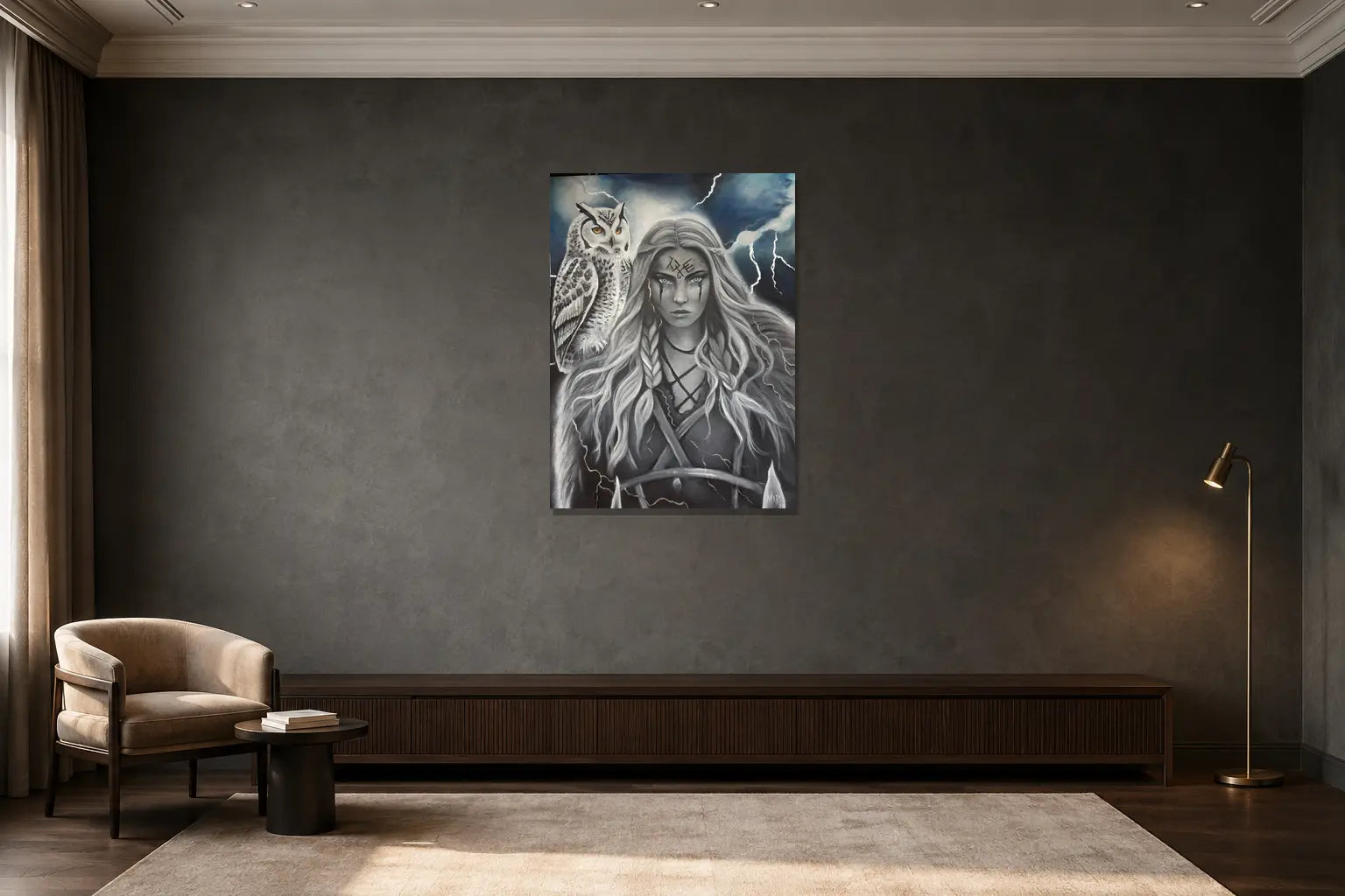 Mise en situation de l’œuvre Freyja, 36 × 48 po, sur un mur charbon