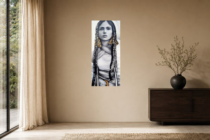 Le silence d’or, toile verticale sans cadre de 48 × 20 po dans un intérieur contemporain.