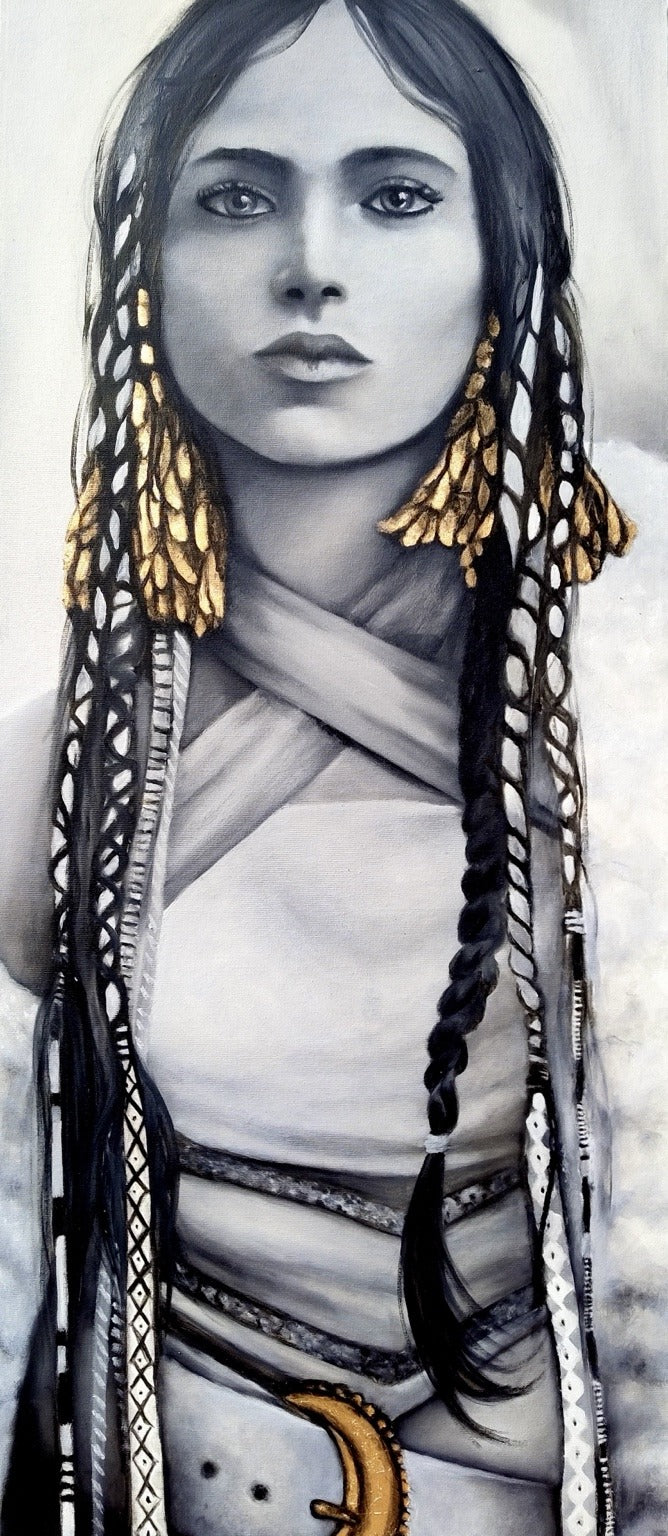 Le silence d’or, portrait frontal en noir, blanc et gris rehaussé d’ornements dorés.