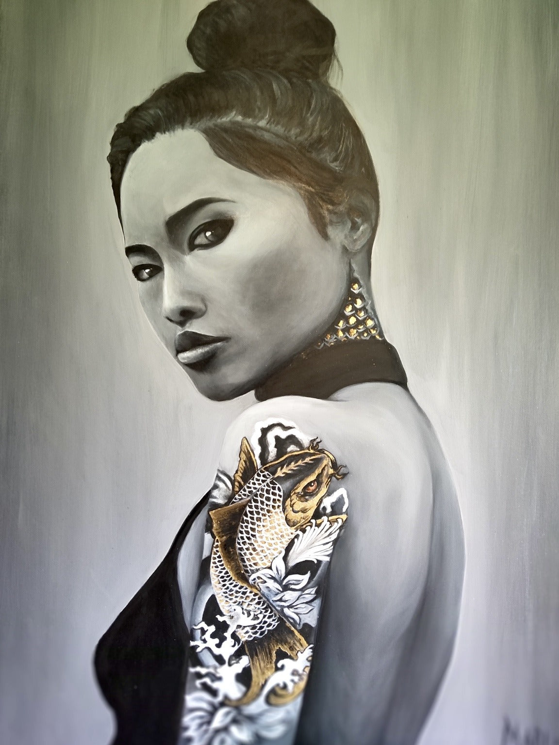 Sous la peau, portrait féminin en gris avec détails dorés, huile sur toile de Joanna.