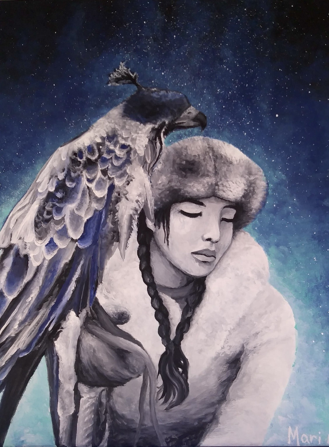 Sous les étoiles, femme aux yeux fermés accompagnée d’un oiseau de proie sous un ciel bleu nocturne.