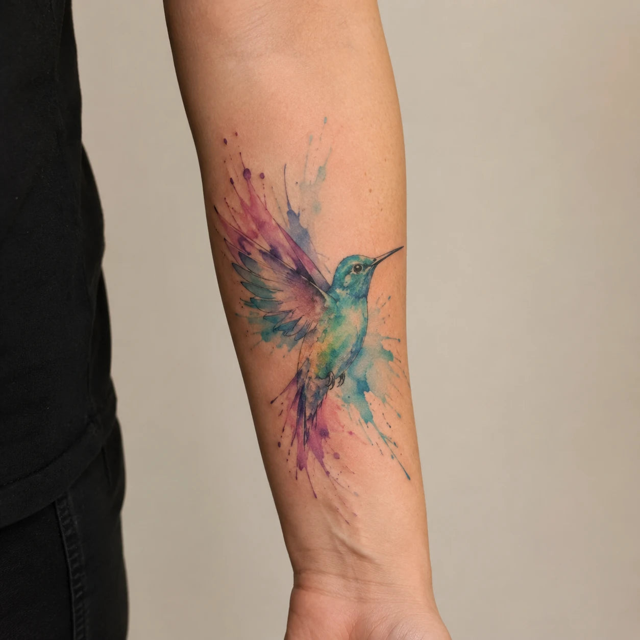 Tatouage aquarelle aux couleurs fluides et éclaboussures artistiques, par Joannartattoo