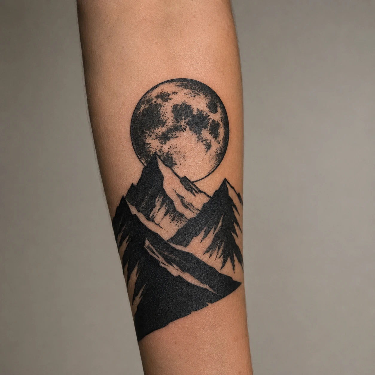 Tatouage blackwork avec aplats de noir intense et fort contraste, par Joannartattoo