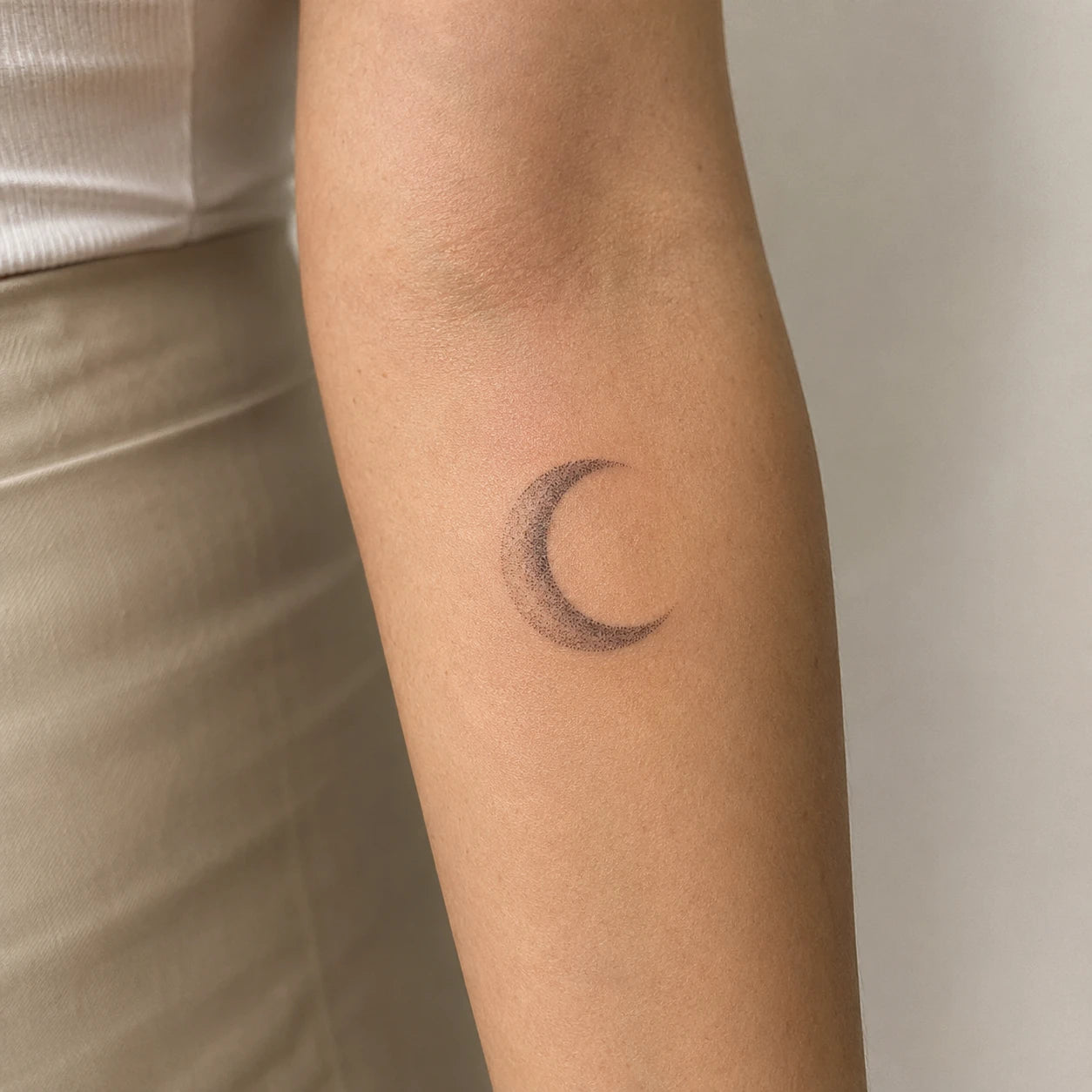 Tatouage dotwork en pointillé créant ombres et textures, par Joannartattoo
