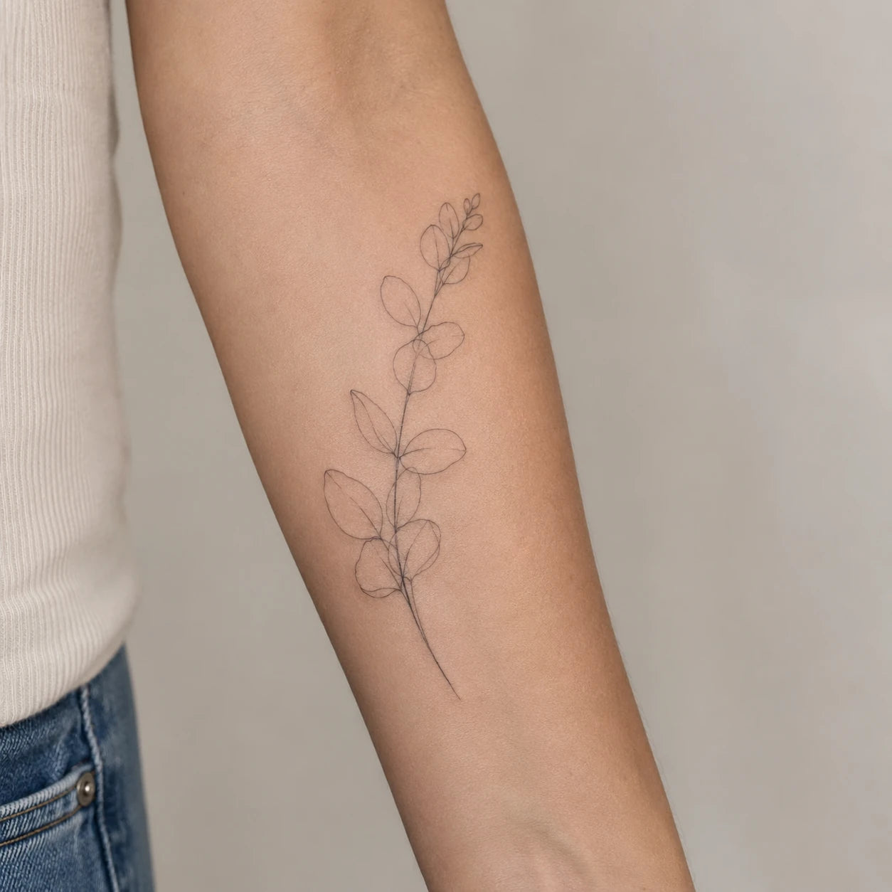 Tatouage fine line aux traits fins et délicats réalisé par Joannartattoo à Saguenay