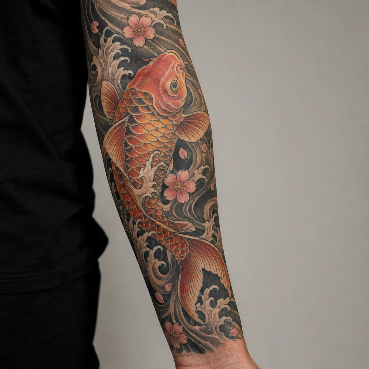 Tatouage japonais irezumi avec dragon et vagues, composition narrative, par Joannartattoo