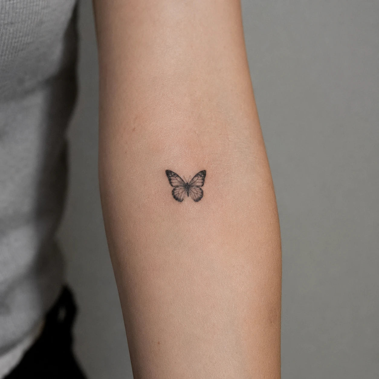 Tatouage micro-réalisme, petit motif ultra détaillé et précis, par Joannartattoo