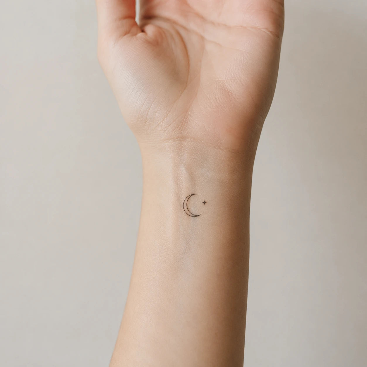 Tatouage minimaliste épuré, forme simple et symbolique, par Joannartattoo