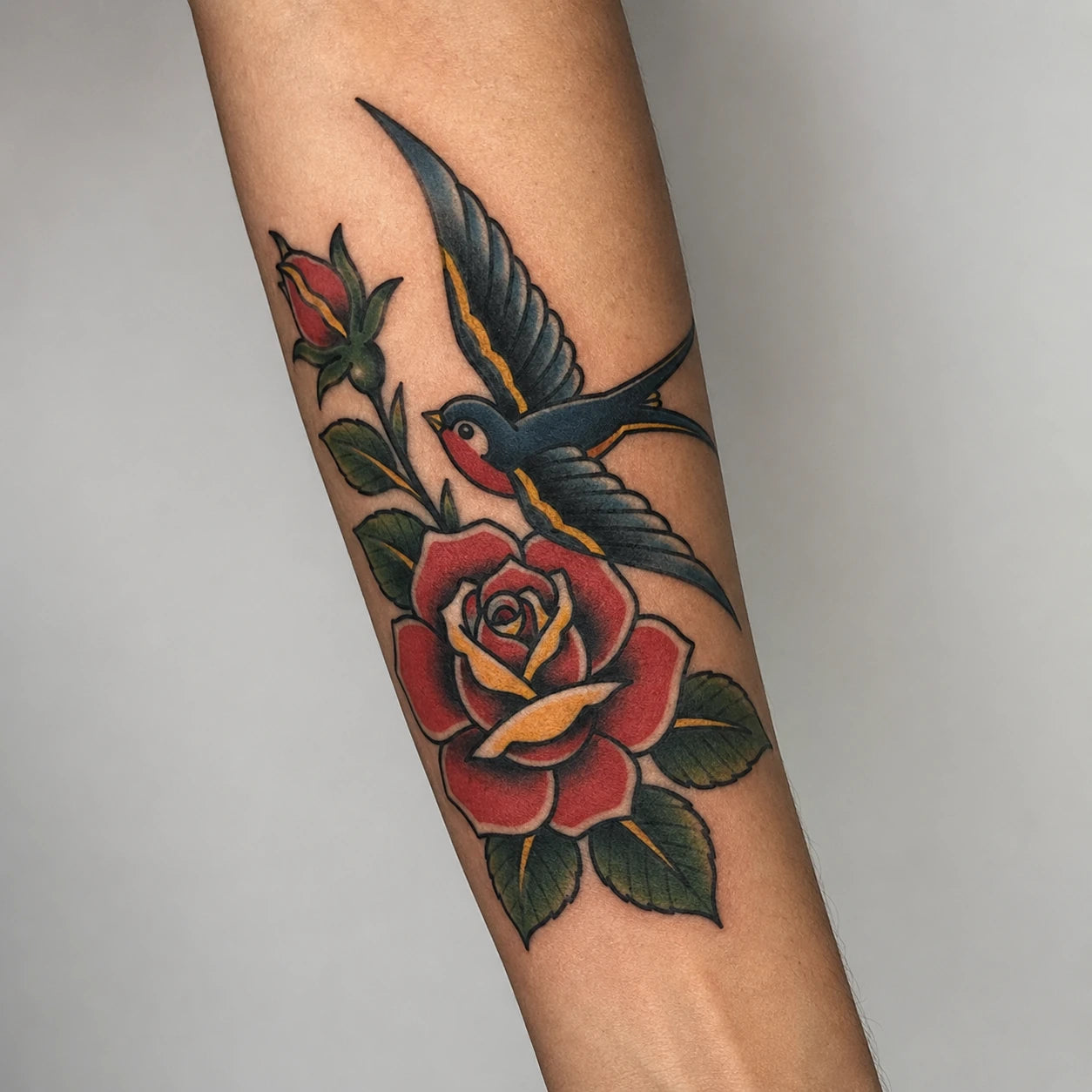 Tatouage old school traditionnel aux contours épais et couleurs franches, par Joannartattoo
