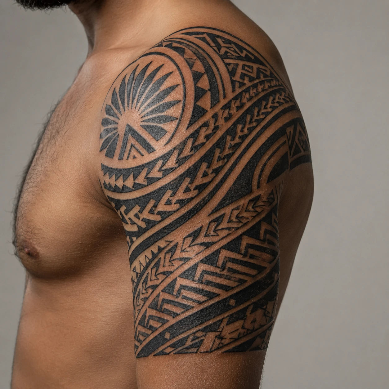 Tatouage tribal polynésien aux motifs noirs symboliques épousant le corps, par Joannartattoo